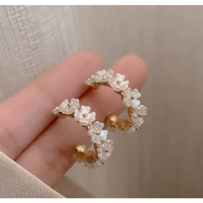 Elegantni okrogli uhani z rožicami